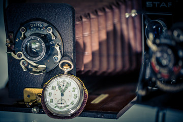 Alte Kamera und Uhr