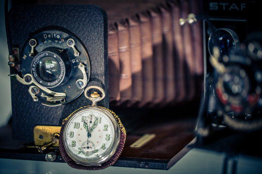 Alte Kamera und Uhr