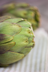 Obraz premium Carciofi su tavola di legno