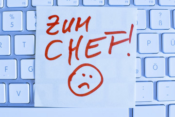 Notiz auf Computer Tastatur: Zum Chef