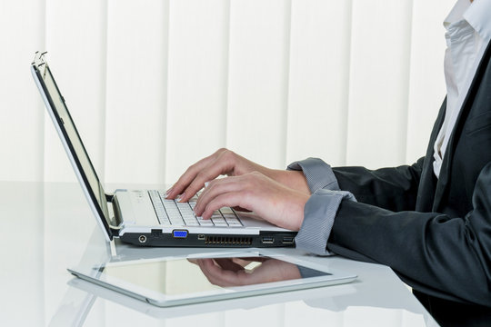 Frau im B&uuml;ro mit Laptop Com puter