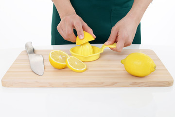 レモンを搾る女性