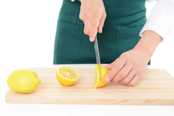 レモンを切る女性