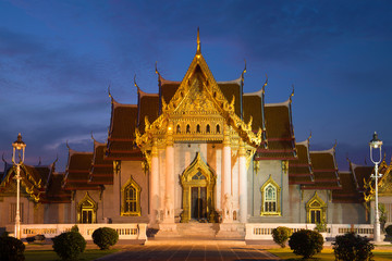 Obraz premium Wat Benchamabophit (Marble Temple) in Bangkok in the evening twilight. Thailand