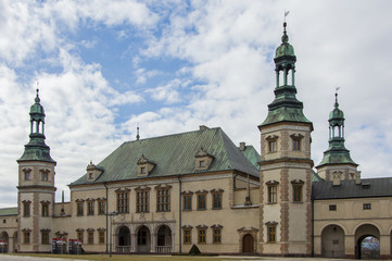 Fototapeta na wymiar Pałac Biskupów Krakowskich na tle niebieskiego nieba, Kielce, Polska