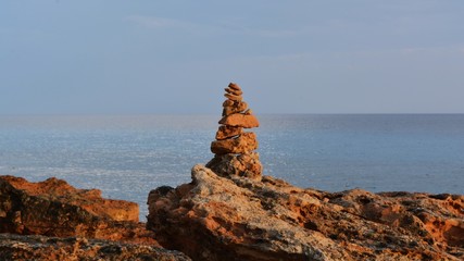Equilibrio de piedras en un fondo maritno