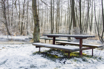Ławka przykryta śniegiem zimową porą, Lipsko, Polska