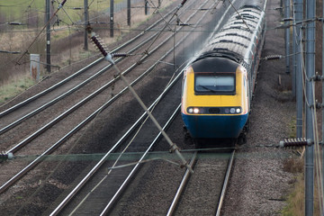Obraz premium Pociąg pasażerski napędzany silnikiem Diesla w ruchu