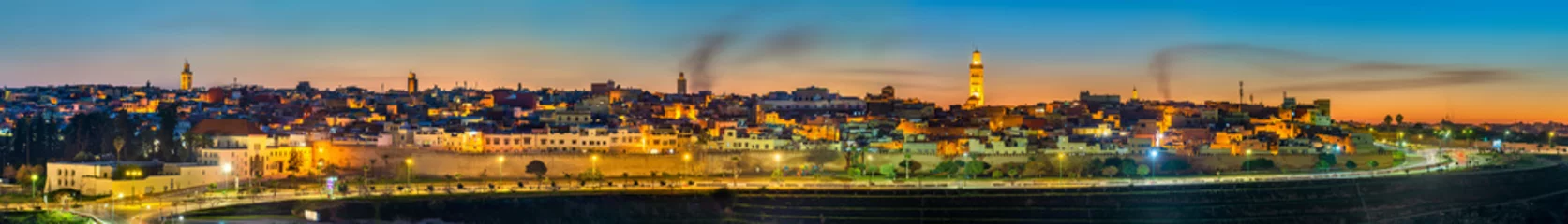 Zelfklevend Fotobehang Panorama van Meknes in de avond - Marokko © Leonid Andronov
