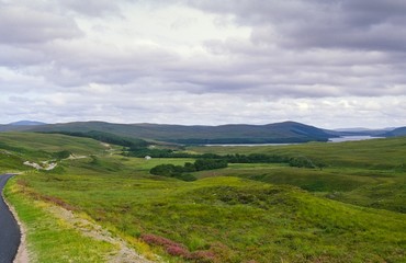 Schmale Landstra&szlig;e mit Passingplaces schl&auml;ngelt sich durch die h&uuml;gelige Landschaft nahe Tongue / Tunga, Council Area Highland, Schottland, Gro&szlig;britannien, Europa 