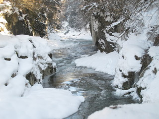 gefrorener bach