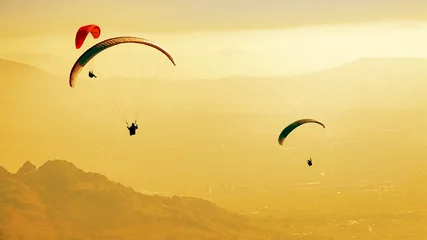 Papier Peint photo Lavable Sports aériens Paragliders in flight in summer at sunset