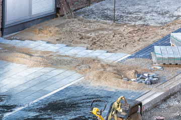 Kanalabdeckung im Betonfundament.