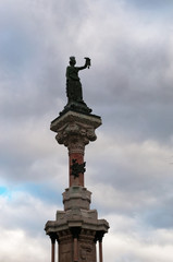Fototapeta na wymiar Spagna, 28/01/2017: vista del Monumento a los Fueros, il Monumento alla Carta generale della Navarra, la scultura dedicata dalla città di Pamplona alle leggi del Regno di Navarra fino dal 1841