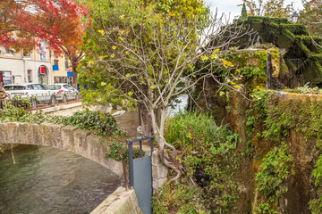 Fototapeta premium roue à aubes et canaux à l'Isle-sur-la-Sorgue, la Venise provençale, Vaucluse, France,