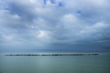 Obraz premium sea ​​landscape with rocks and clouds