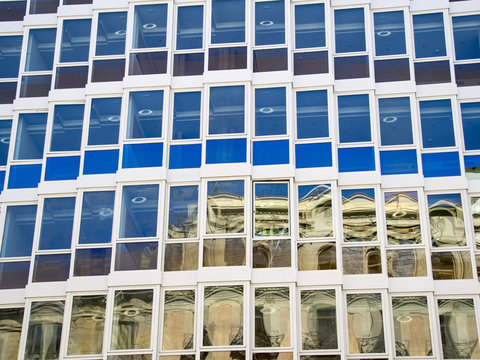 Ventanas de cristal en un edificio de oficinas