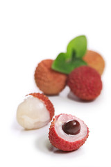 litchi, fruit isol&eacute; sur fond blanc