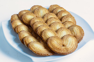 Gâteaux palmiers en ligne dans une assiette 