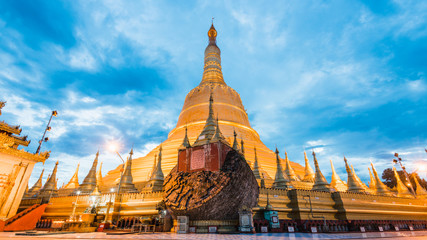Shwemawdaw Pagoda (Shwemawdaw Pagoda) the hightest pagoda in myanmar locate in bago , myanmar