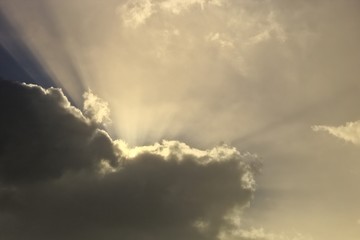 Fototapeta premium Promienie światła przez chmury
