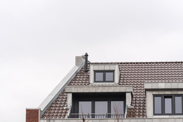 Fototapeta na wymiar Dachgaben auf einem Haus