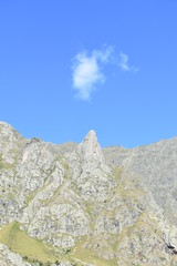 Nuage seul sur rocher