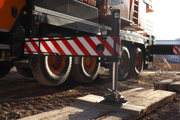 Baustellenabsperrung und R&auml;der eines Baukrans