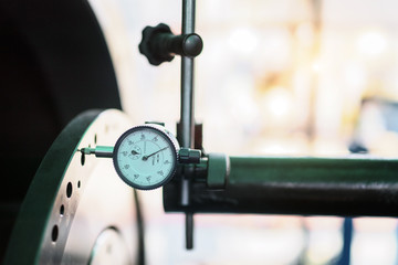 measure surface of machine part by dial guage
