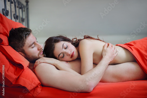 Страстная брюнетка наслаждается сексом на диване