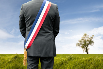 maire élu village campagne élection rural vote voter parti politique france français écharpe...