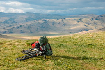 Fototapeta na wymiar Mountain bike with a backpack in the mountains