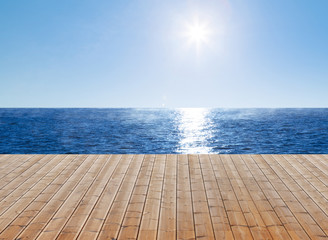 Fototapeta premium Holzterrasse mit wasser
