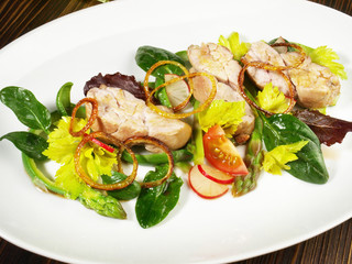 Kalbsbries auf Salat mit Spargel