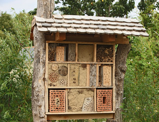 Großes Insektenhotel mit Holzschindeln
