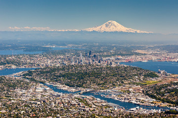 Seattle and Mount Rainier as seen  from the air on a summer day - obrazy, fototapety, plakaty