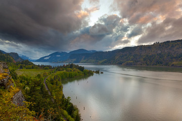 Obraz premium Storm Clouds over Hood River