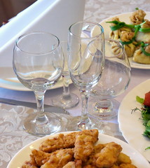 Бокалы на столе для обеда