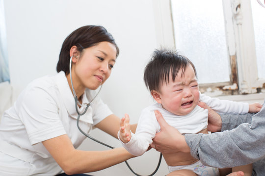  小児科医と赤ちゃん
