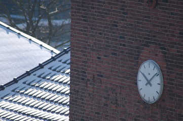 Fototapeta na wymiar Uhr an der Fabrik. Winterlicher Moment