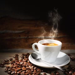 Fotobehang Stomende espressokop en koffiebonen in rustieke omgeving, close-up, ruimte voor tekst. © fabiomax