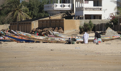Fototapeta na wymiar Arrivée des pêcheurs sur une plage de la Somone au Sénégal