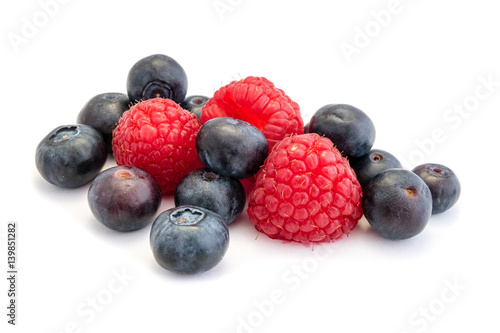 "Blaubeeren und Heidelbeeren isoliert auf weiß" Immagini e Fotografie