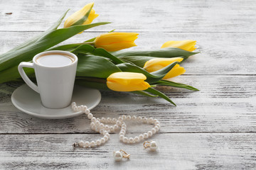 Table woman after receiving a bouquet of flowers