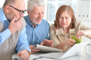 Obraz premium Older people with a laptop