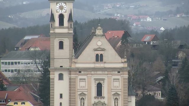 Pfarrkirche Hl. Peter und Paul in Pischelsdorf am Kulm in der Oststeiermark (Kamerazoomfahrt)