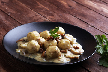 Mushroom pan with shallots and bread dumplings