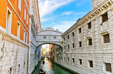 Uitzicht op de Brug der Zuchten met gondels die door gondeliers op het kanaal in Venetië worden geprikt