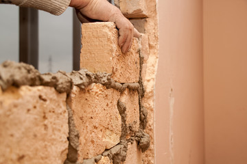 Flat renovation, master agrees brick on brick, says partition wall, mortar on bricks