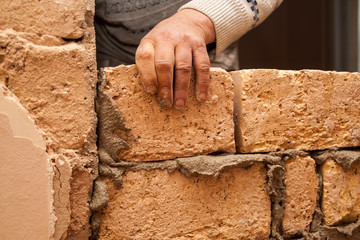 Flat renovation, master agrees brick on brick, says partition wall, mortar on bricks